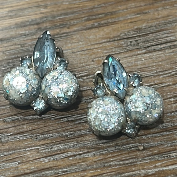 Vintage Clip On Earrings - Picture 1 of 6